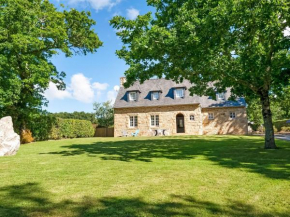 Quaint Holiday Home in Logonna Daoulas near Sea